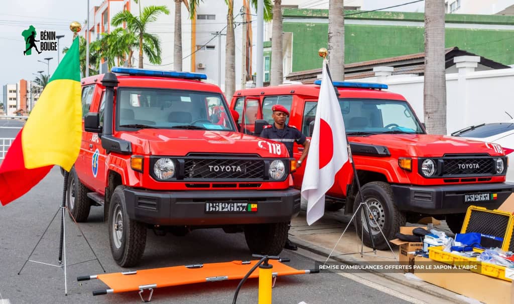 Le Japon remet officiellement des ambulances au Bénin lors d’une cérémonie à Cotonou